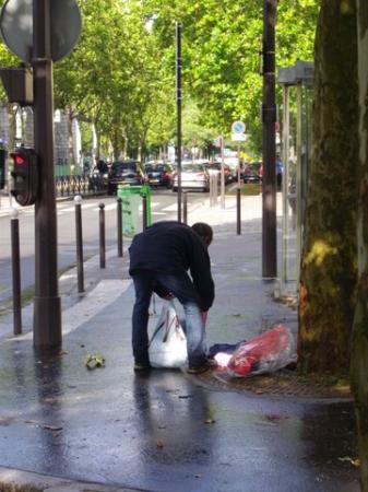 Solitude du trottoir parisien