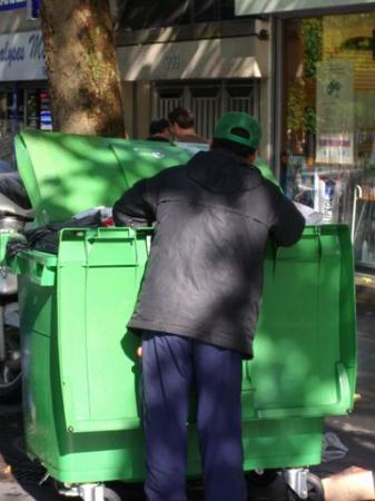 Même les poubelles sont moins pleines