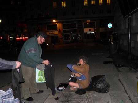 2h du "mat" sans pantalon devant Saint-Lazare